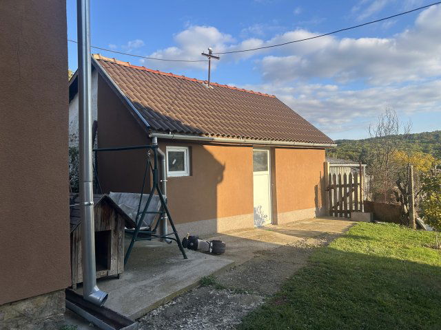 Eladó ikerház, Komlón 39.5 M Ft, 2+1 szobás