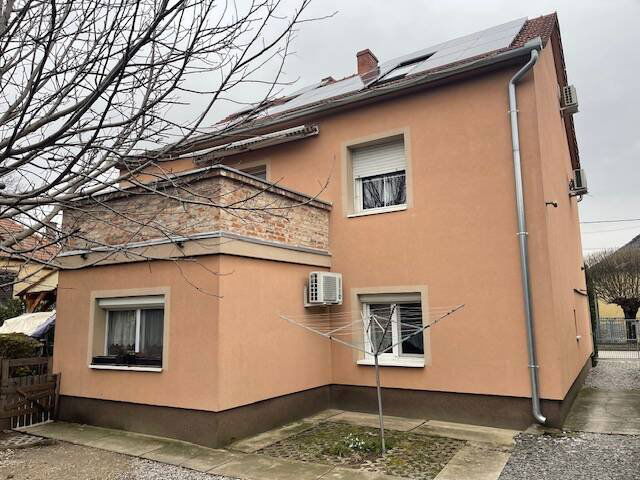 Eladó családi ház, Pécsett 149.99 M Ft, 9 szobás