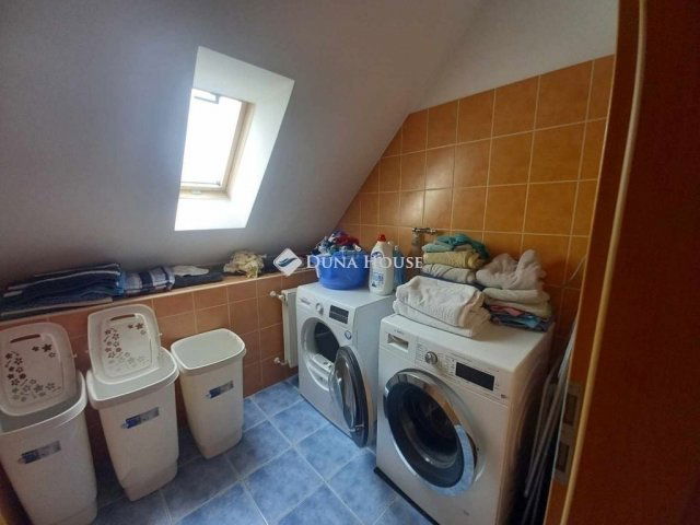 Eladó családi ház, Vecsésen 198.9 M Ft, 6 szobás