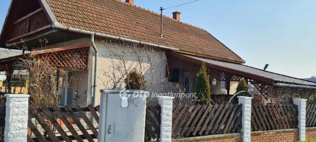 Eladó családi ház, Újszászon 30 M Ft, 1+3 szobás