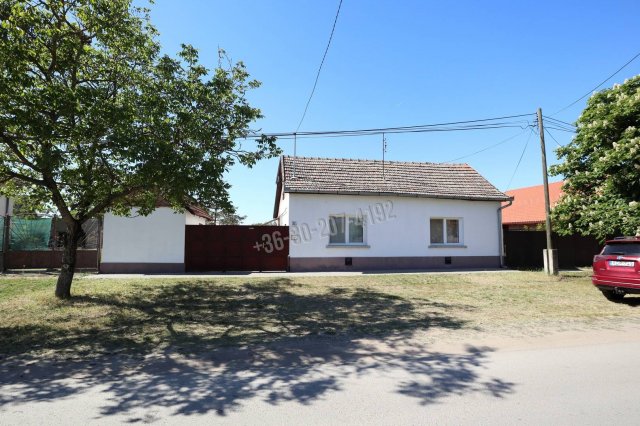 Eladó családi ház, Sándorfalván 39.9 M Ft, 2 szobás