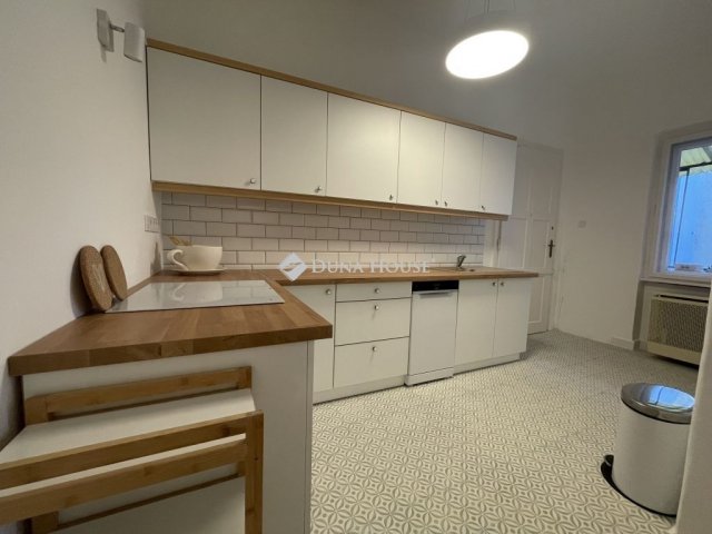 Eladó téglalakás, Pécsett 72 M Ft, 2 szobás