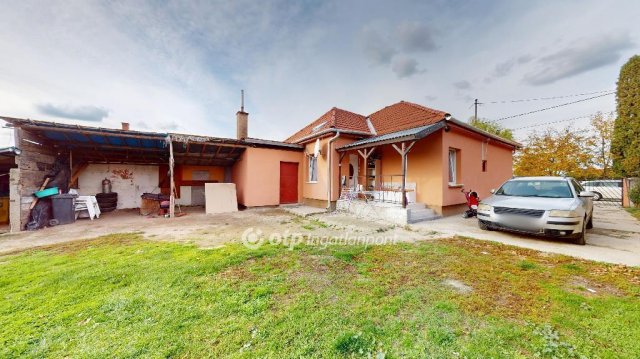 Eladó családi ház, Halmajon 35 M Ft, 3 szobás
