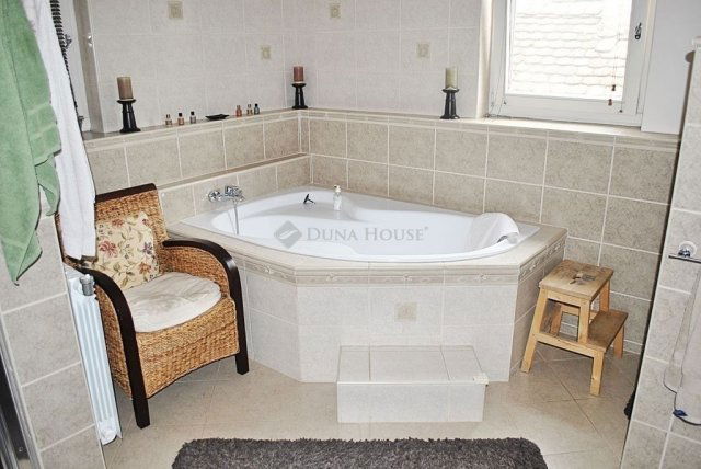 Eladó családi ház, Kecskeméten 188 M Ft, 7 szobás