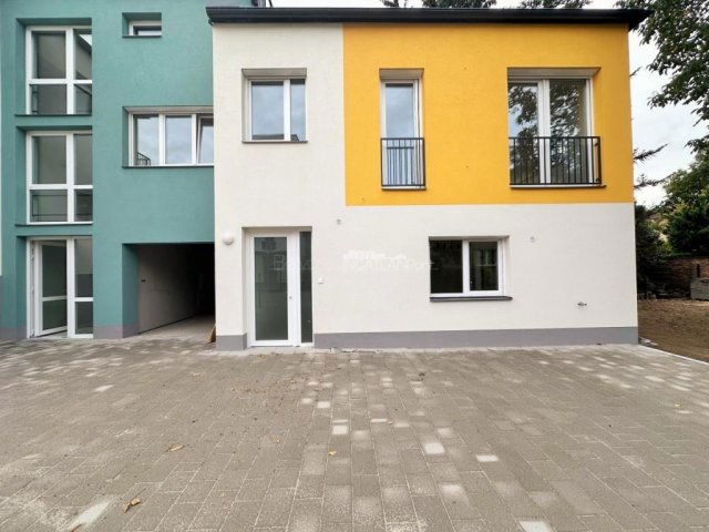 Eladó téglalakás, Szombathelyen 0.4 M Ft, 4 szobás