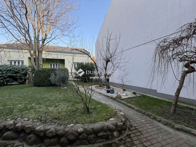 Eladó téglalakás, Pécsett 120 M Ft, 4 szobás