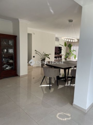 Eladó családi ház, Velencén 198.7 M Ft, 4 szobás