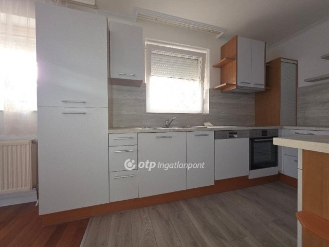 Eladó családi ház, Pápán 119 M Ft, 4+2 szobás