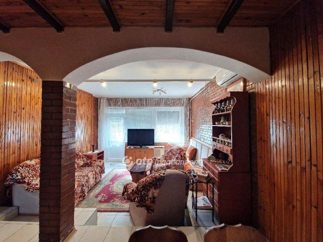 Eladó ikerház, Kisújszálláson 45 M Ft, 2+2 szobás