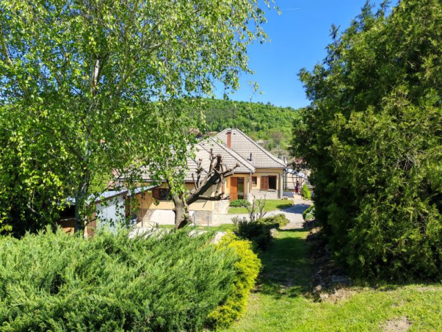 Eladó családi ház, Csabdiban 144.9 M Ft, 4+1 szobás