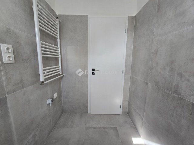 Eladó panellakás, Pécsett 64.9 M Ft, 3 szobás