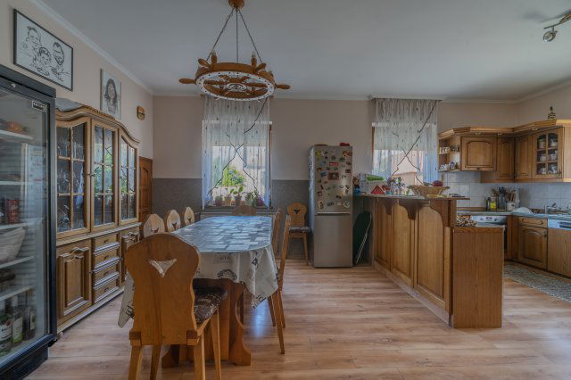 Eladó családi ház, Baján 96.5 M Ft, 6 szobás