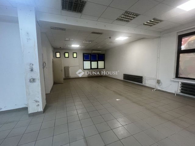 Eladó üzlethelyiség, Oroszlányban 125 M Ft
