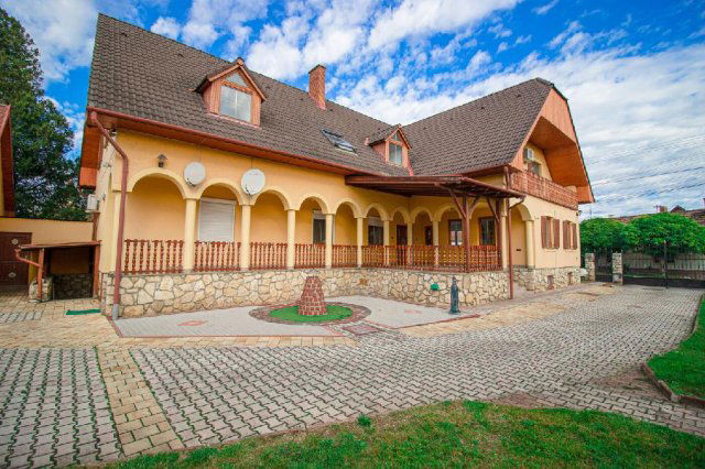 Eladó családi ház, Tapolcán 133.9 M Ft, 7 szobás