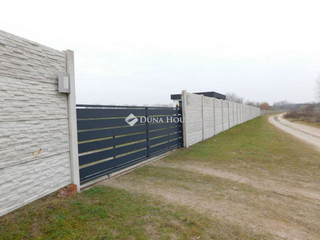 Eladó családi ház, Kecskeméten 250 M Ft, 2 szobás