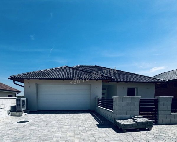 Eladó családi ház, Környén 193.5 M Ft, 5 szobás