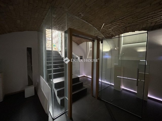 Eladó üzlethelyiség, Budapesten, IX. kerületben 109.9 M Ft