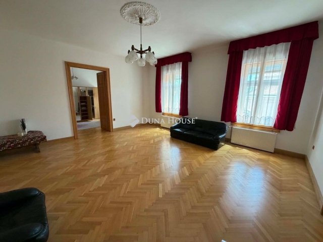 Eladó családi ház, Pécsett 349 M Ft, 4 szobás