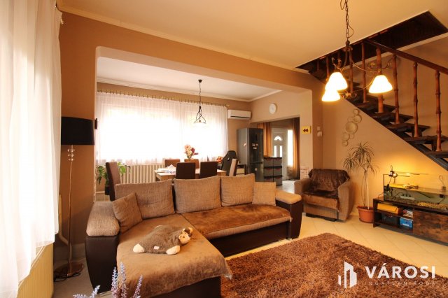 Eladó családi ház, Kunszentmiklóson 60 M Ft, 5 szobás