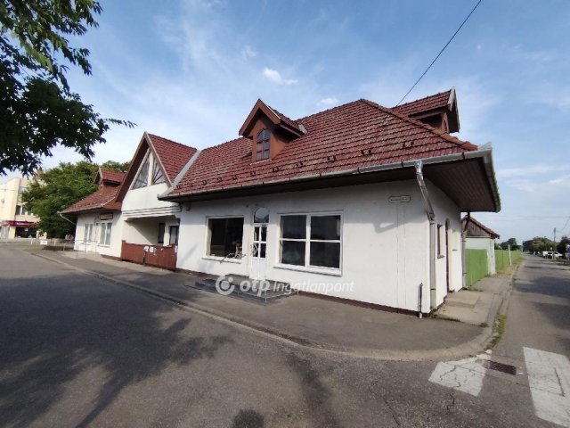 Eladó üzlethelyiség, Kiskőrösön 59.9 M Ft