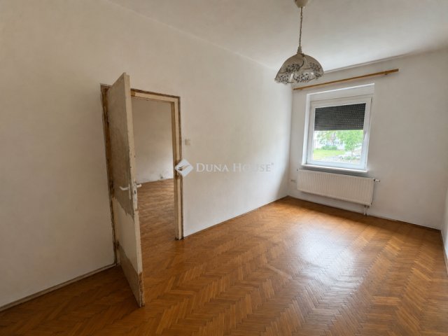Eladó téglalakás, Oroszlányban, Petőfi Sándor utcában 25 M Ft
