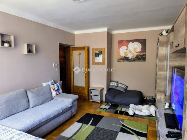 Eladó téglalakás, Komlón 16.9 M Ft, 2 szobás