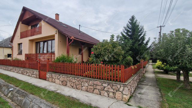 Eladó családi ház, Bábolnán 74.9 M Ft, 5 szobás