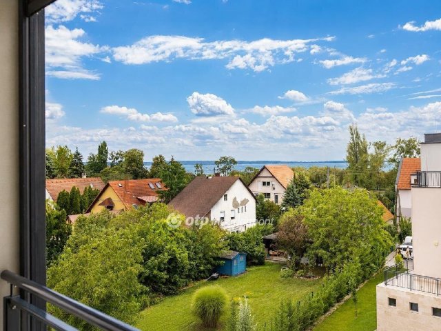 Eladó téglalakás, Balatonkenesén 129 M Ft, 3 szobás