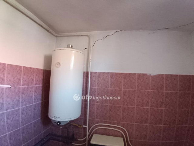 Eladó családi ház, Fegyverneken 7.5 M Ft, 2 szobás