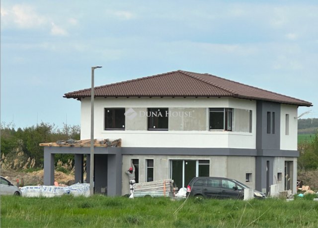 Eladó téglalakás, Balatonföldváron 99.9 M Ft, 4 szobás