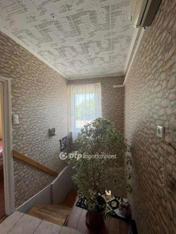Eladó családi ház, Újszászon 43 M Ft, 5+2 szobás