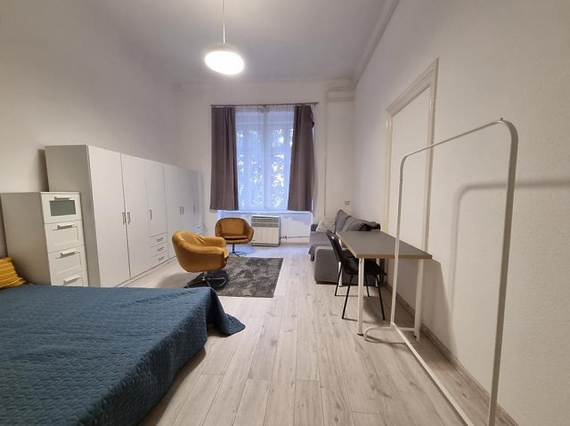 Kiadó téglalakás, albérlet, VI. kerületben, Vörösmarty utcában