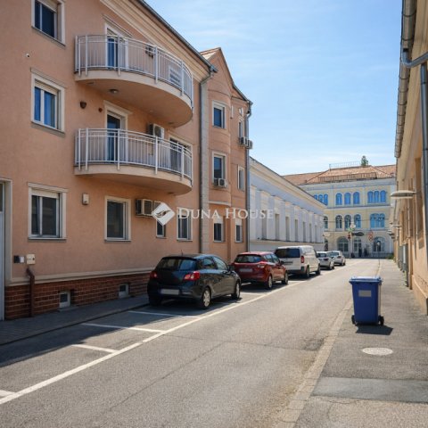 Eladó téglalakás, Debrecenben 78 M Ft, 3 szobás