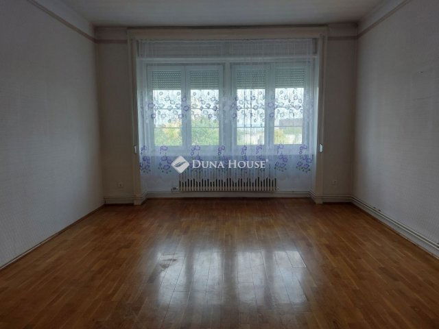 Eladó téglalakás, Pétfürdőn 68 M Ft, 4 szobás