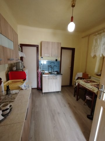 Eladó családi ház, Szolnokon 24.5 M Ft, 2 szobás