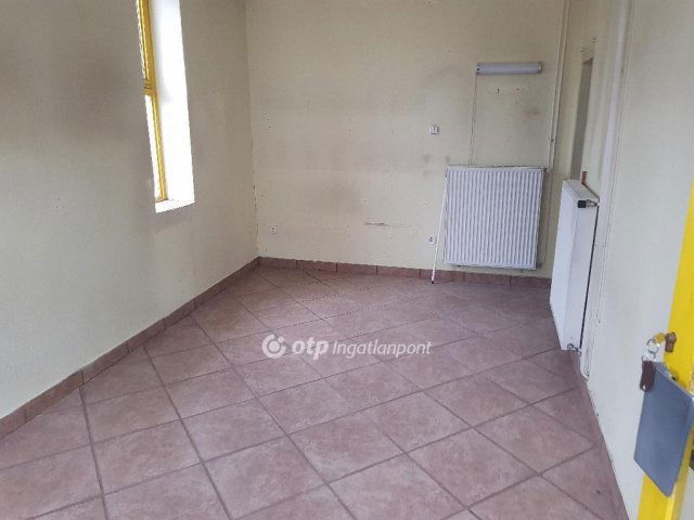 Eladó üzlethelyiség, Salgótarjánban 4.5 M Ft, 1 szobás