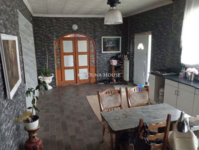 Eladó családi ház, Dunaújvárosban 63 M Ft, 4 szobás