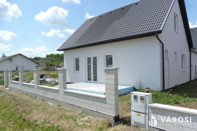 Eladó ikerház, Szegeden 109 M Ft, 4 szobás / költözzbe.hu