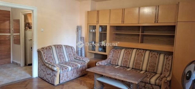 Eladó téglalakás, Pécsett 27.9 M Ft, 1 szobás