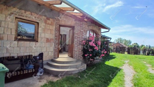 Eladó családi ház, Nován 29.5 M Ft, 2 szobás