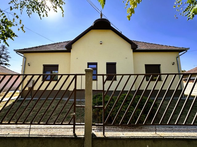 Eladó családi ház, Gyulán 160 M Ft, 4 szobás