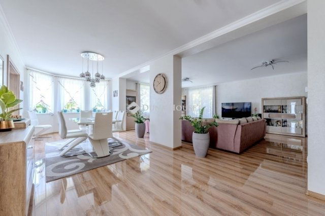 Eladó családi ház, Üllőn 299 M Ft, 6 szobás