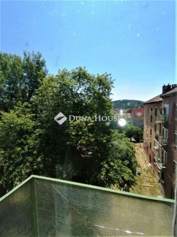 Eladó téglalakás, Komlón, Vörösmarty Mihály utcában 8.4 M Ft