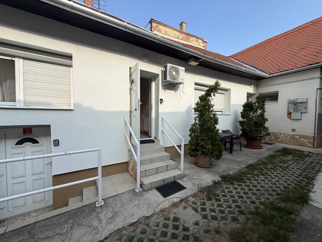 Eladó családi ház, Pécsett 269 M Ft, 12 szobás