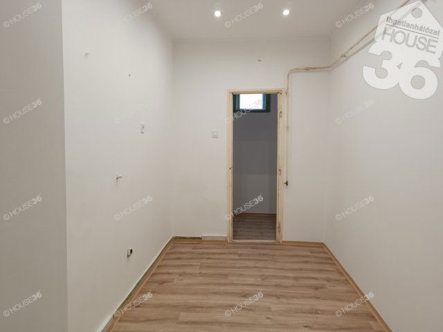 Eladó téglalakás, Kiskunfélegyházán 24 M Ft, 2 szobás