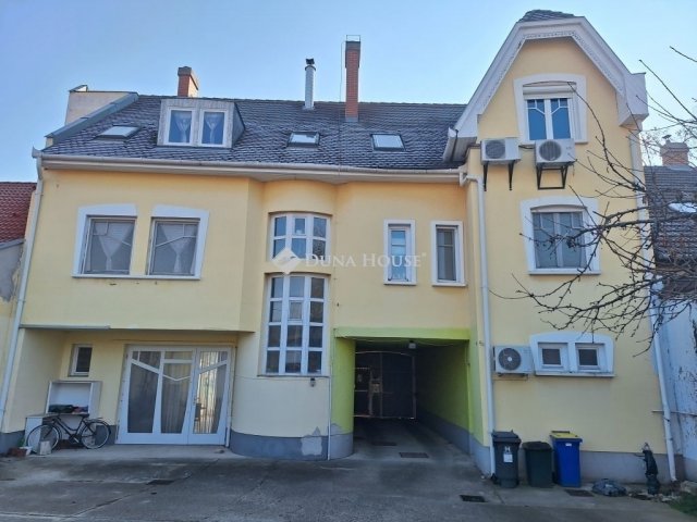 Eladó téglalakás, Kecskeméten 93 M Ft, 4 szobás