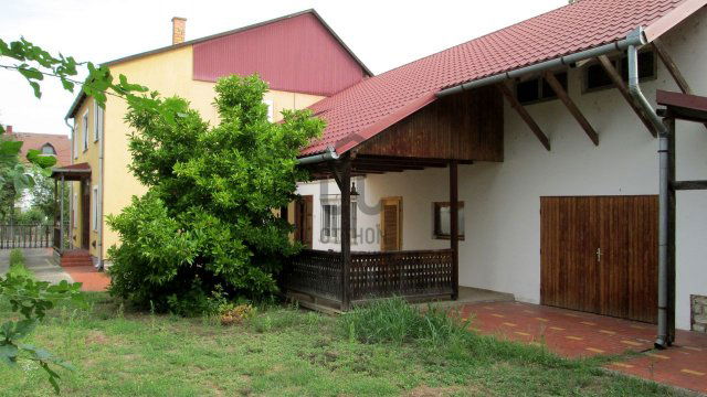 Eladó családi ház, Balatonbogláron 150 M Ft, 9 szobás