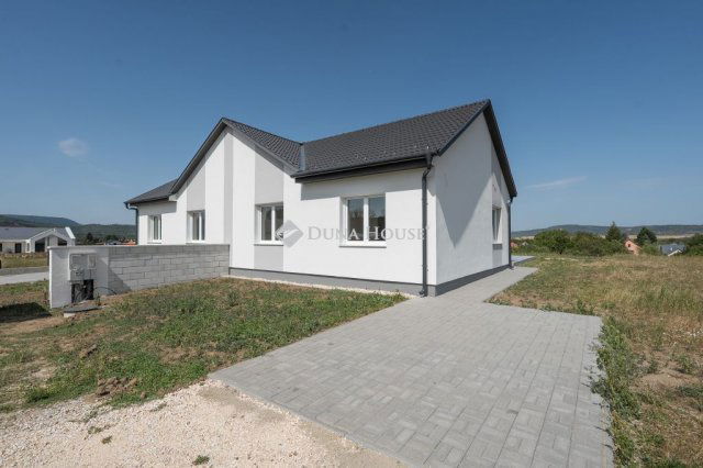 Eladó ikerház, Tarjánon, Nefelejcs utcában 97.6 M Ft, 4 szobás