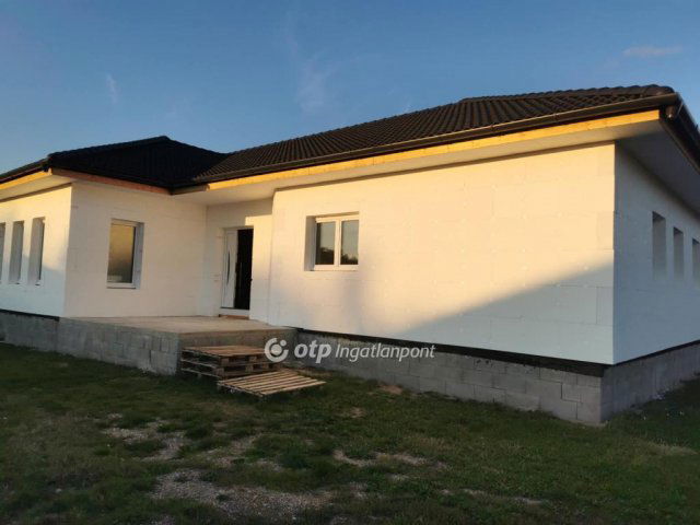 Eladó családi ház, Dabason 99 M Ft, 5 szobás