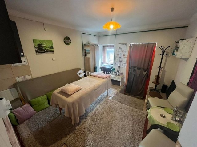 Eladó családi ház, Pécsett 115 M Ft, 6 szobás